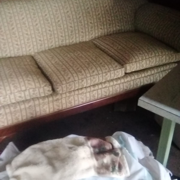 A Victorian antique couch - Picture 1 of 8